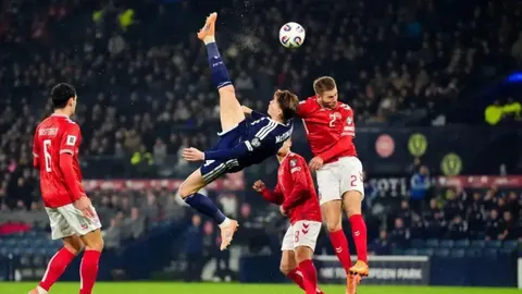 郑钦文迪拜赛首秀：今晚央视新闻客户端直播Queen Wen支持下的郑钦文对斯特恩斯激战